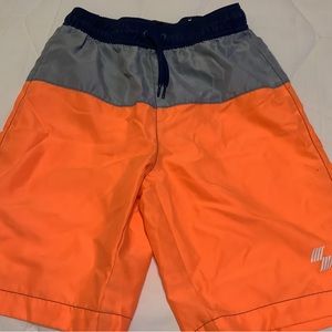 Place swimming trunks L